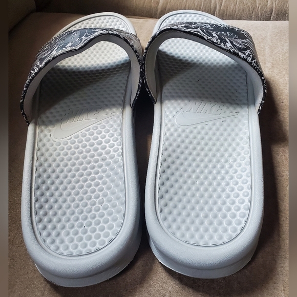 NIKE BENASSI MEN'S SIZE 13 SLIDES WOLF GRAY 631261-005 - Picture 3 of 5